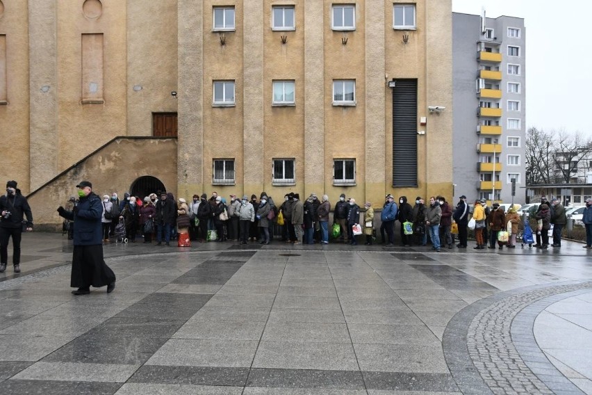 Spotkanie wigilijne z bezdomnymi w Kielcach. Kilkaset osób skorzystało z posiłku na placu przy Wojewódzkim Domu Kultury [WIDEO, ZDJĘCIA]