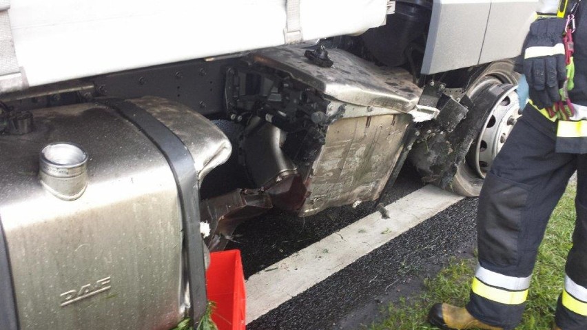 Na obwodnicy Nowego Tomyśla tir zderzył się z samochodem osobowym