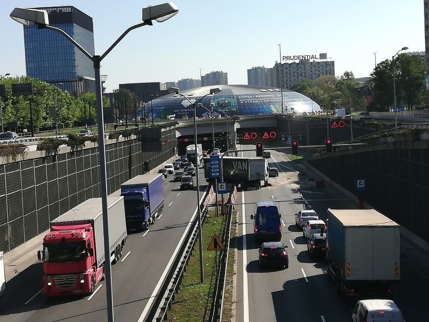 Katowice: Wypadek przy tunelu. Tir wjechał w bariery, i zablokował pas w stronę Sosnowca. Tunel zamknięty