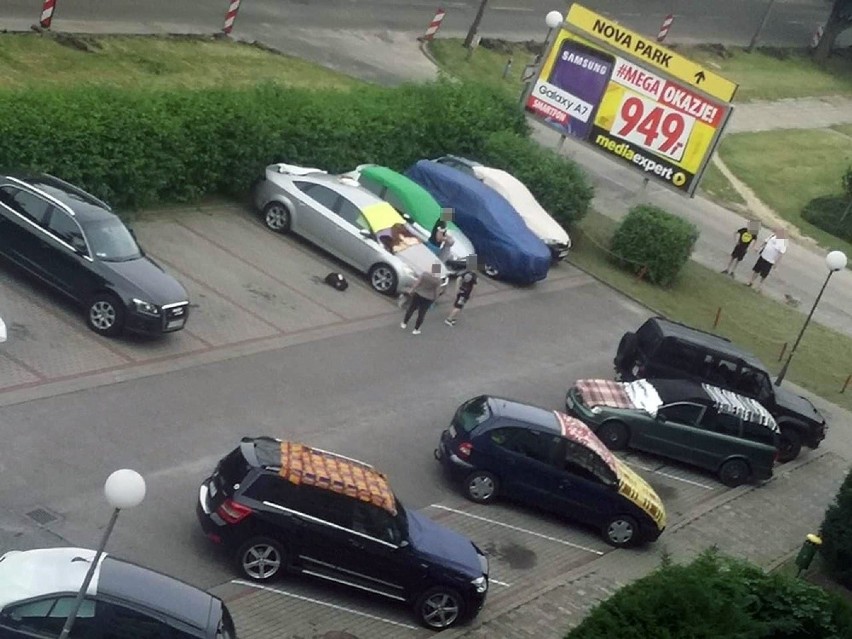 Samochody są oklejone grubą folią, kocami, kartonami i...