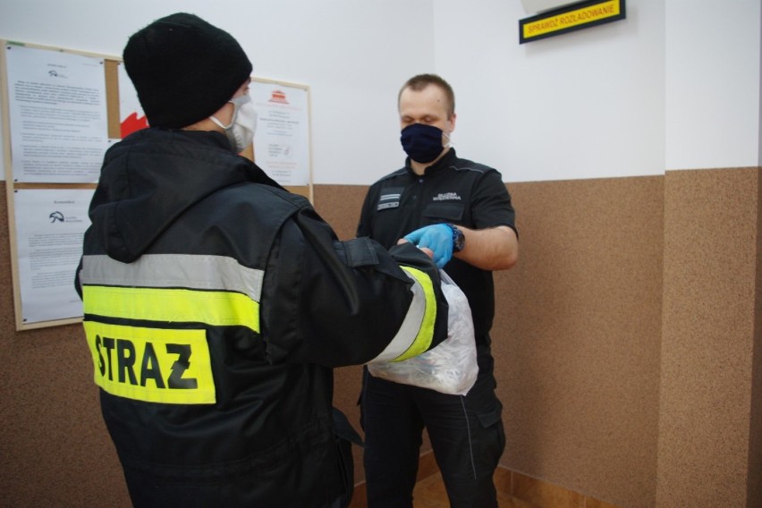 Osadzeni z Aresztu Śledczego w Suwałkach szyją ochronne maseczki. Wykonali ich już ponad trzy tysiące