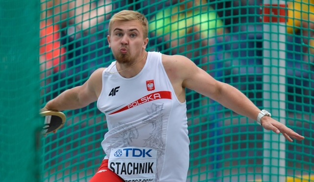 Za nami lekkoatletyczne mistrzostwa świata juniorów, które od wtorku organizowane były  na stadionie Zawiszy Bydgoszcz. W ostatnim dniu zawodów odbyło się osiem finałów, w tym sztafety 4x 400 metrów kobiet i mężczyzn. Impreza zakończyła się dla reprezentacji Polski bardzo mocnym akcentem. Srebrny medal w rzucie dyskiem zdobył Oskar Stachnik. Zawodnik posłał dysk na odległość 62,83m, czym poprawił rekord życiowy. Piąty w tej samej konkurencji był Konrad Bukowiecki, który wcześniej został mistrzem świata w rzucie dyskiem. Podczas MŚJ biało-czerwoni zdobyli cztery medale. Poza krążkami Bukowieckiego i Stachnika złoto w rzucie oszczepem zdobyła Klaudia Maruszewska a srebro w biegu na 100 metrów Ewa Swoboda.


Wideo: Oskar Stachnik po zdobyciu medalu w Bydgoszczy

