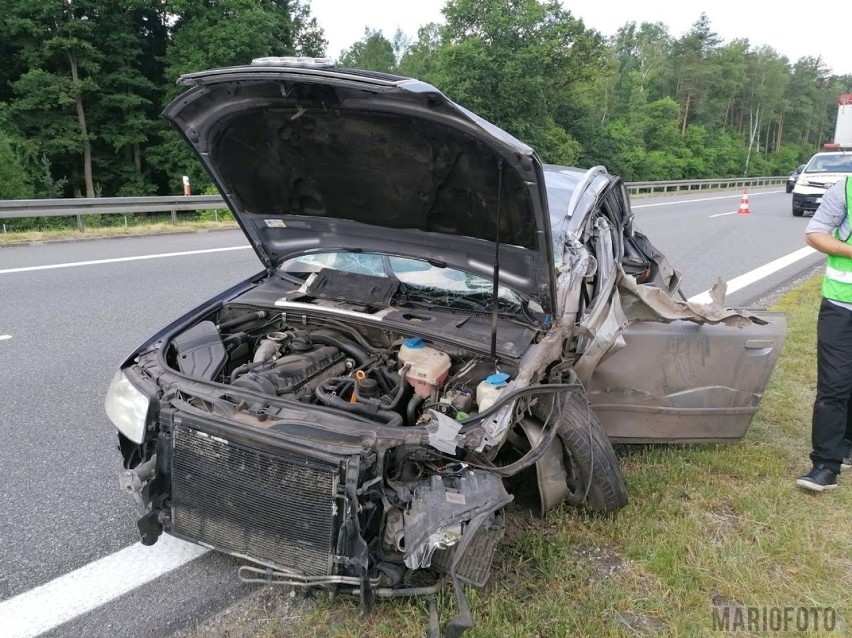 Wypadek na autostradzie A4. Audi najechało na tył tira....