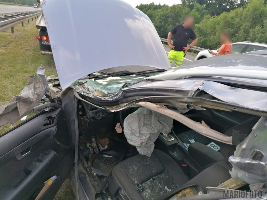 Wypadek na autostradzie A4. Audi najechało na tył tira....