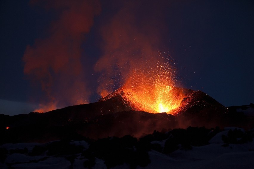 Erupcja wulkanu na żywo. Kamery internetowe pokazują płynącą lawę. Najpiękniejsze aktywne wulkany świata (wideo i zdjęcia)