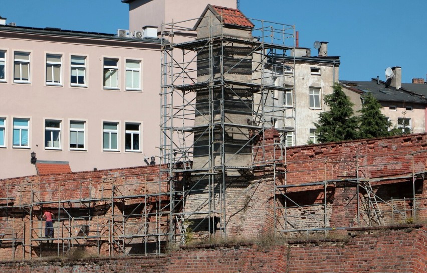 Trwają prace przy konserwacji murów miejskich w Grudziądzu