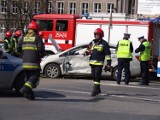 Kraków. Samochód wjechał pod tramwaj na al. Solidarności [ZDJĘCIA]