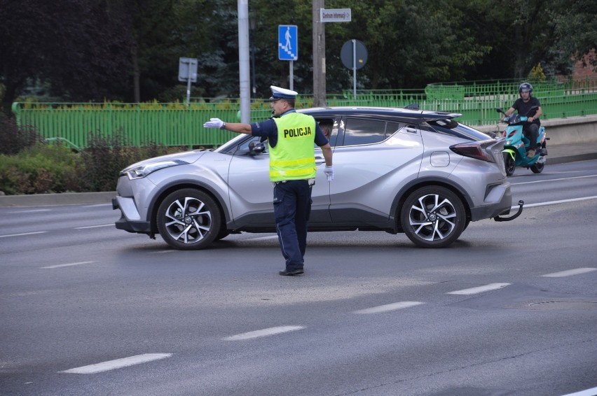 Policjanci wyszli kierować ruchem, by rozładować piątkowe korki w Głogowie [ZDJĘCIA, FILM]