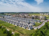 Eko-domki na najdziwniejszym osiedlu w Polsce. Mix Italii, Skandynawii i II RP