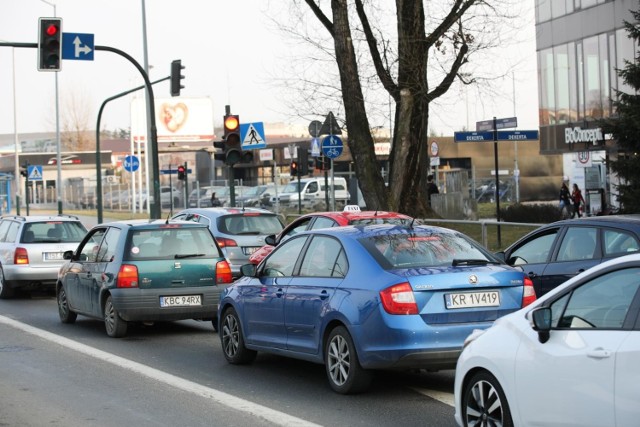 Wiele osób wybiera kupno używanego samochodu.