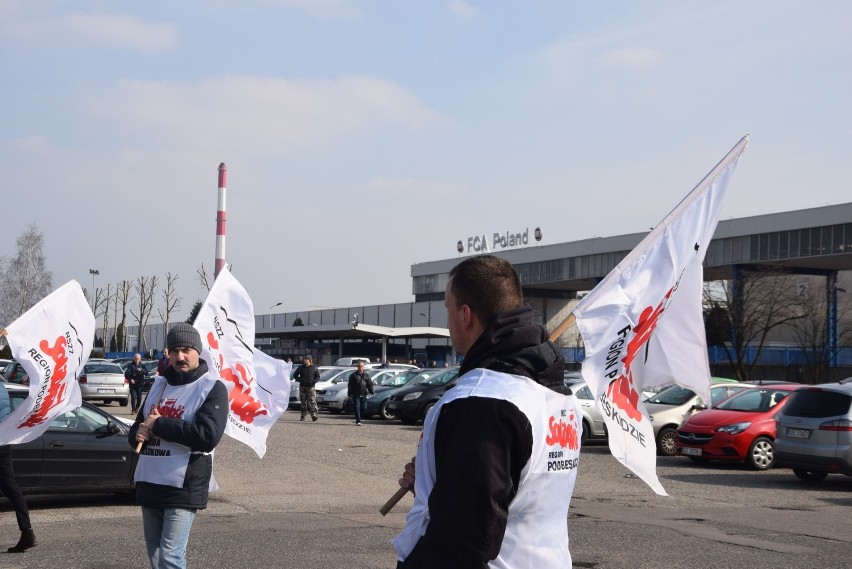 Protest Solidarności przed zakładem FCA w Tychach