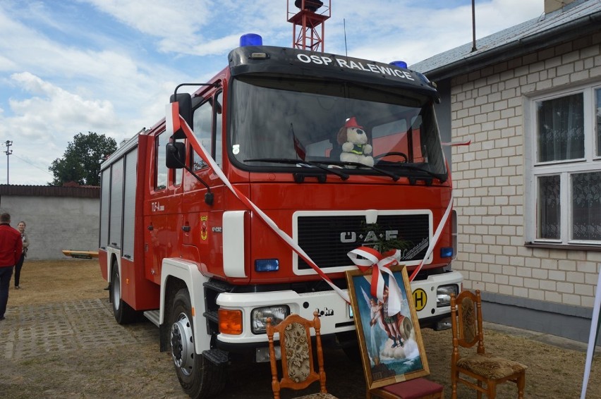 OSP Ralewice. Poświęcenie strażackiego Mana