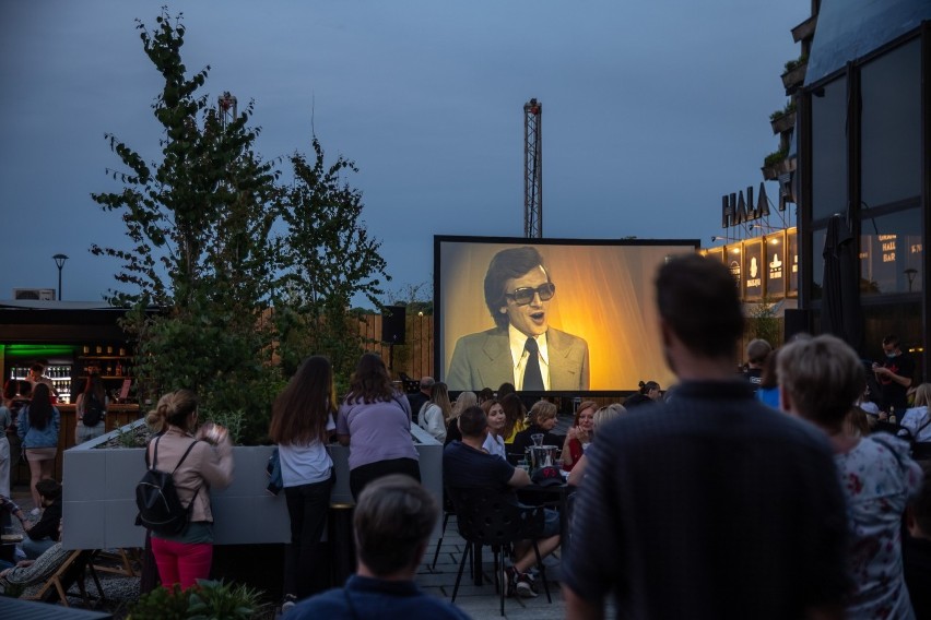 Koncert z Unity Tower można było oglądać m.in. na telebimie...