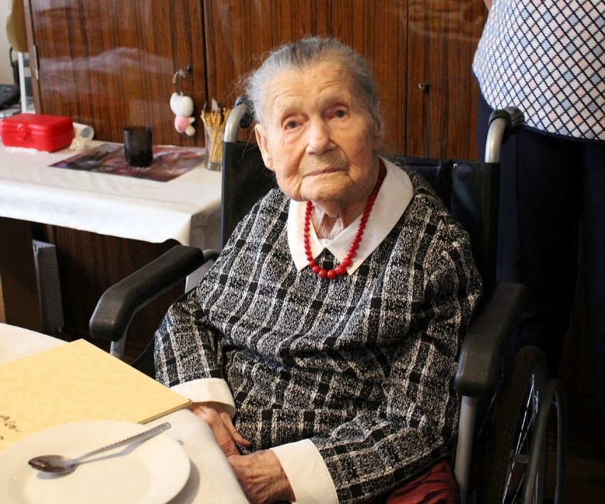 Pani Helena Kindler skończyła 100 lat. Jubilatkę odwiedzili miejscy urzędnicy