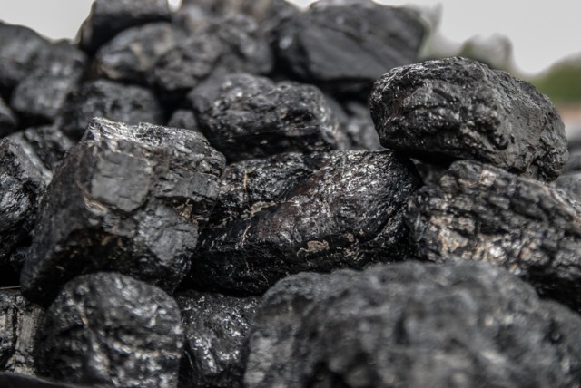 Policjanci ustalili, że 54-latek kradł węgiel od 12 stycznia i uzbierał tym sposobem co najmniej tonę o łącznej wartości ponad 600zł