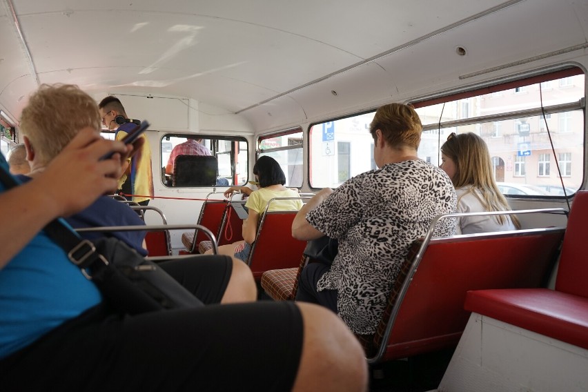 TONobus przejechał ulicami Rzeszowa. Angielski piętrowy autobus z DJem na pokładzie. Z uczestnikami pojechał prezydent Konrad Fijołek