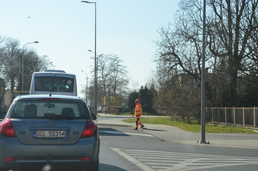 Na ul. Sikorskiego w Głogowie wymieniają nawierzchnię