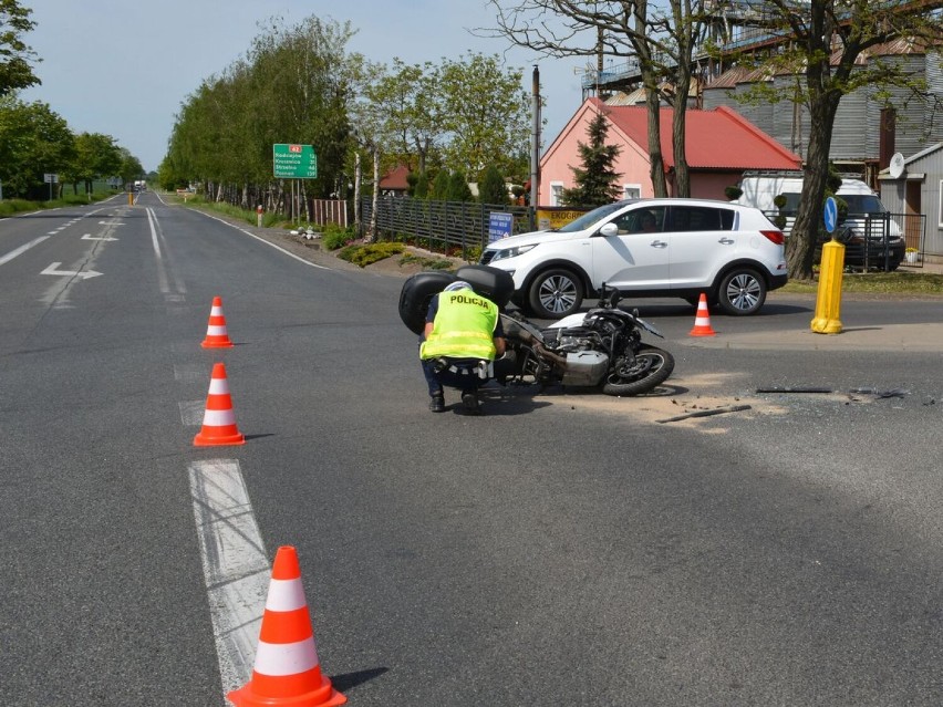 Zderzenie dacii z motocyklem w Samszycach w gminie Osięciny