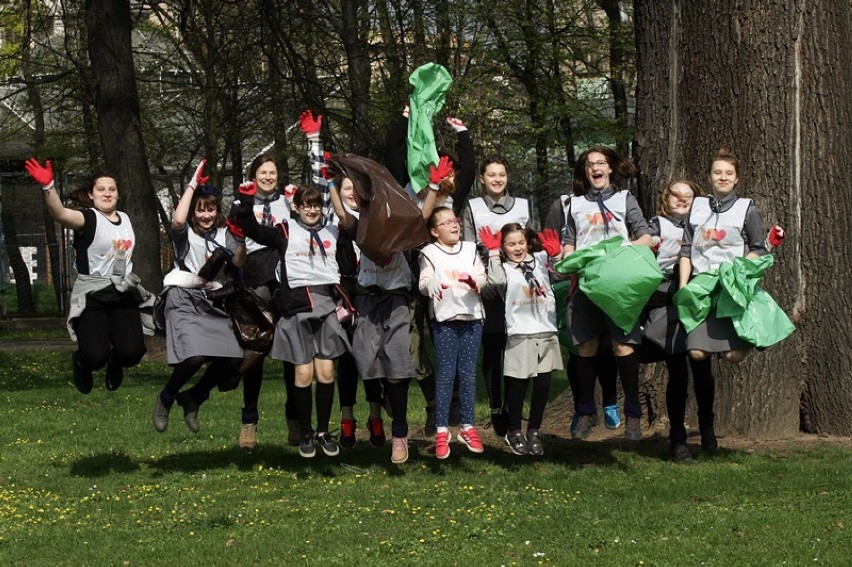 Eko pozytywni sprzątają legnicki Park Miejski.