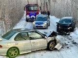 Wypadek w Koszynie. Czołowe zderzenie. Trzy osoby poszkodowane