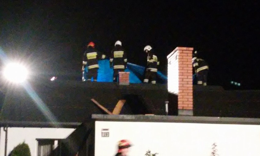 Pożar na Wąwale koło Tomaszowa Maz: Od samochodu w garażu zapalił się budynek