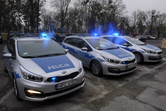 Czym jeździ policja w województwie kujawsko-pomorskim? Sprawdziliśmy, jakie radiowozy trafiły w ostatnim czasie do policjantów w naszym regionie. Zobaczcie na kolejnych zdjęciach >>>>>> 


Nowe radiowozy przekazane komendzie policji w Toruniu w grudniu 2016 roku. 


Grudziądzka drogówka ma nowe radiowozy

