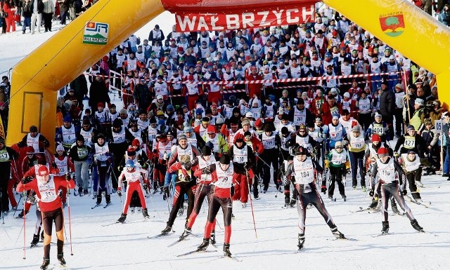 Dopisała pogoda i w okolicach schroniska Andrzejówka w Rybnicy Leśnej zjawiły się tłumy amatorów biegania na nartach.