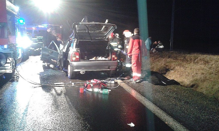 Blachownia: Tragiczny wypadek. Fiat wjechał w tył koparki. Nie żyje jedna osoba [ZDJĘCIA]