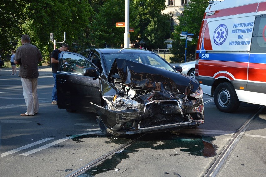 Wypadek subaru na skrzyżowaniu zbiegu Krupniczej i Podwala