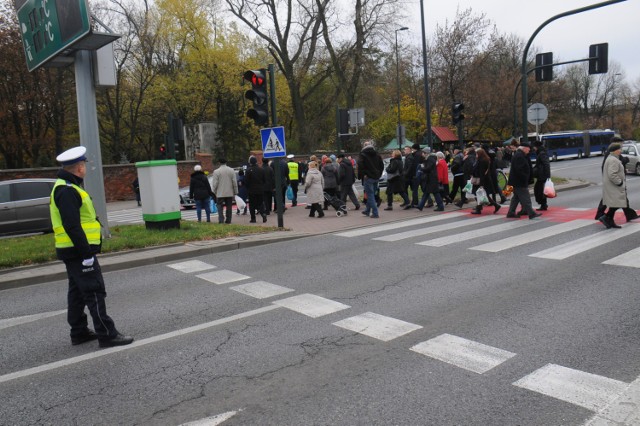 Policja kierująca ruchem w rejonie Cmentarza Rakowickiego w Krakowie