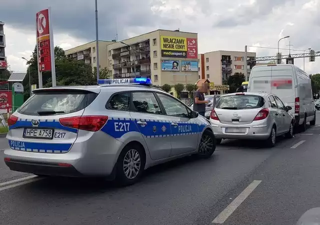 Do zderzenia samochodów doszło w piątek, 2 sierpnia, na ul. Wyszyńskiego w Zielonej Górze koło stacji benzynowej.


Do zdarzenia doszło przed godz. 15.00. Kierujący oplem uderzył w tył busa. Na miejsce została wezwana zielonogórska drogówka. Na szczęście nikomu nic się nie stało. Zdarzenie zostało przez policjantów zakwalifikowane jako kolizja. Nikomu nic się nie stało. – Kierujący oplem został ukarany mandatem oraz punktami karnymi za spowodowanie kolizji – mówi  podinsp. Małgorzata Stanisławska, rzeczniczka zielonogórskiej policji.

Rozbite samochody blokują jeden pas ruchu, w kierunku ronda Jana Pawła II.  Mercedes sprinter odjedzie z miejsca zdarzenia, a opel zostanie zabrany lawetą pomocy drogowej.

Czytaj również: Tysiące osób w Kostrzynie nad Odrą przebadanych alkomatem

WIDEO: Magazyn Informacyjny GL
