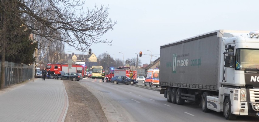 Wypadek na al. Wojska Polskiego w Malborku [ZDJĘCIA]. Kierowca hondy trafił do szpitala