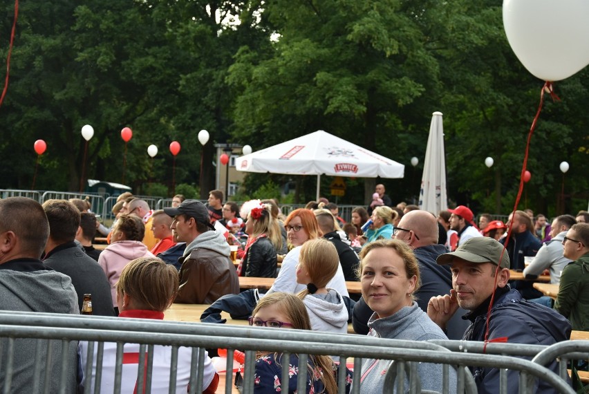 Strefa kibica w Nekli. Po trzecim golu można było tylko wstać i wyjść [FOTO]