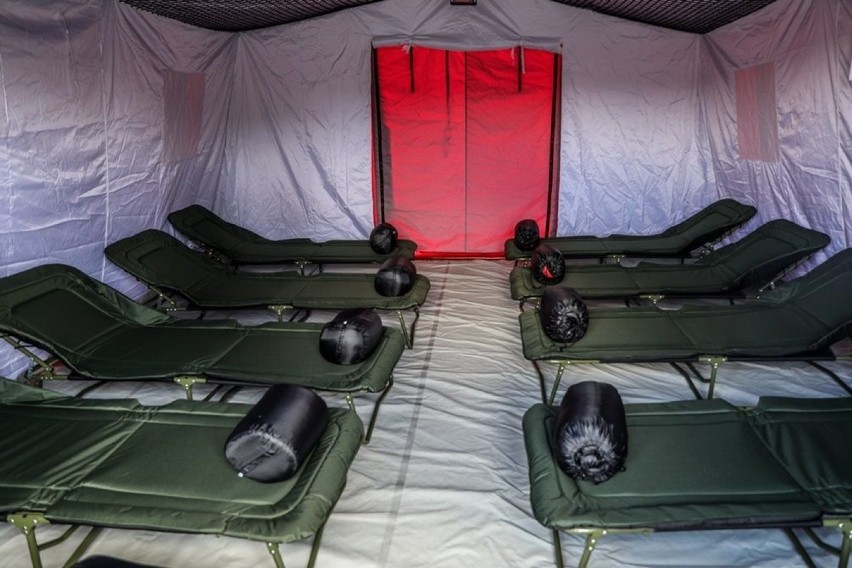 Namioty niczym polowe izby przyjęć trafiły do Ochotniczych Straży Pożarnych w Małopolsce zach.