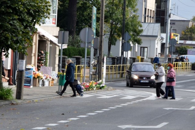 Od soboty Włoszczowa i powiat włoszczowski znalazły się w strefie czerwonej. Jak zmieniło się życie miasta? Sprawdziliśmy w poniedziałek. Przede wszystkim na ulicach jest dużo mniej ludzi niż zwykle, w sklepach tylko pojedynczy klienci. Generalnie mieszkańcy przemieszczają się tylko wtedy gdy jest konieczność - do pracy czy sklepu.

Zobaczcie jak poniedziałek 19 października wyglądało życie we Włoszczowie
