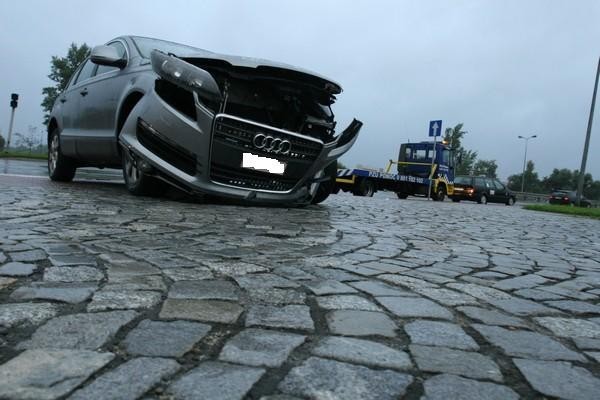 Wypadek Nowy Sącz na rondzie Solidarności: zderzenie audi Q7 i bmw 316 [ZDJĘCIA]