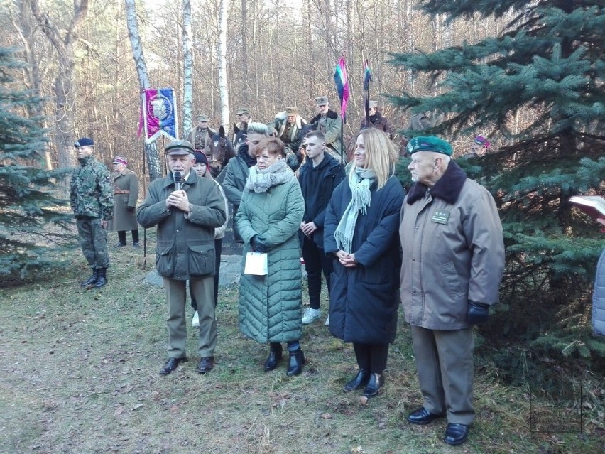 Hubalowa Wigilia na Bielawach. Na uroczystości przybyło wielu sympatyków Hubalowej Legendy [ZDJĘCIA]