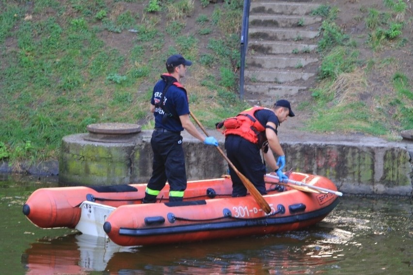 Akcja straży pożarnej i policji na fosie miejskiej we...