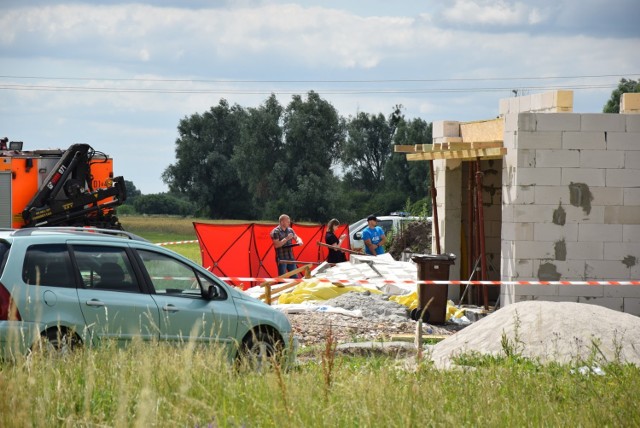 Co wydarzyło się na budowie? Służby badają sprawę. Na miejscu pracuje policja, straż, prokurator i nadzór budowlany.