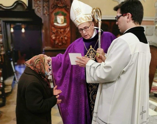 Biskup Wiesław Mering w Bazylice Mniejszej w Sieradzu