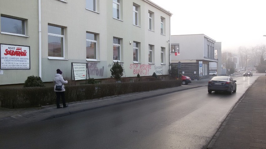 Częstochowa: Policja wciąż szuka wandala, który pomazał siedzibę PiS i Solidarności [FOTO]
