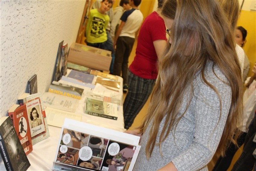 Wystawa poświęcona Irenie Sendlerowej w bibliotece w Wicku ZDJĘCIA