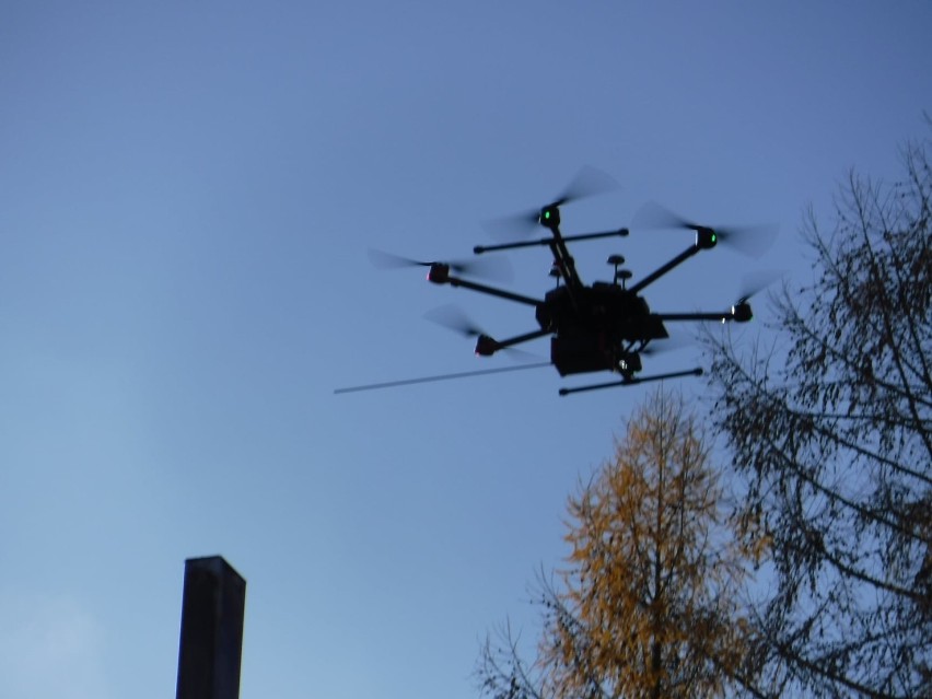 Pabianice. Strażnicy dronem wyłapują osoby, które palą w piecach śmieciami ZDJĘCIA