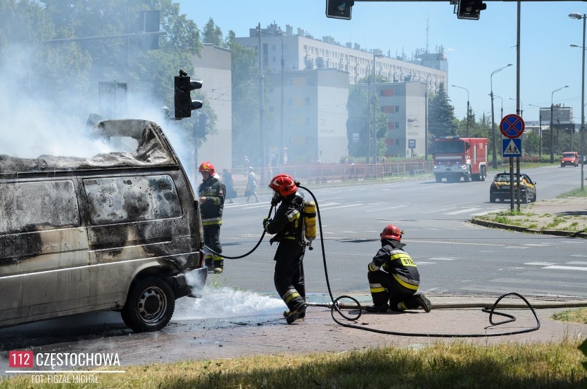 Pożar samochodu na skrzyżowaniu Armii Krajowej i PCK