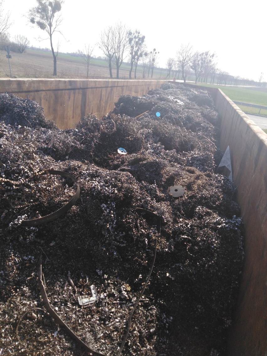 Nielegalny transport odpadów zatrzymali w Gierszowicach pod Brzegiem inspektorzy transportu drogowego