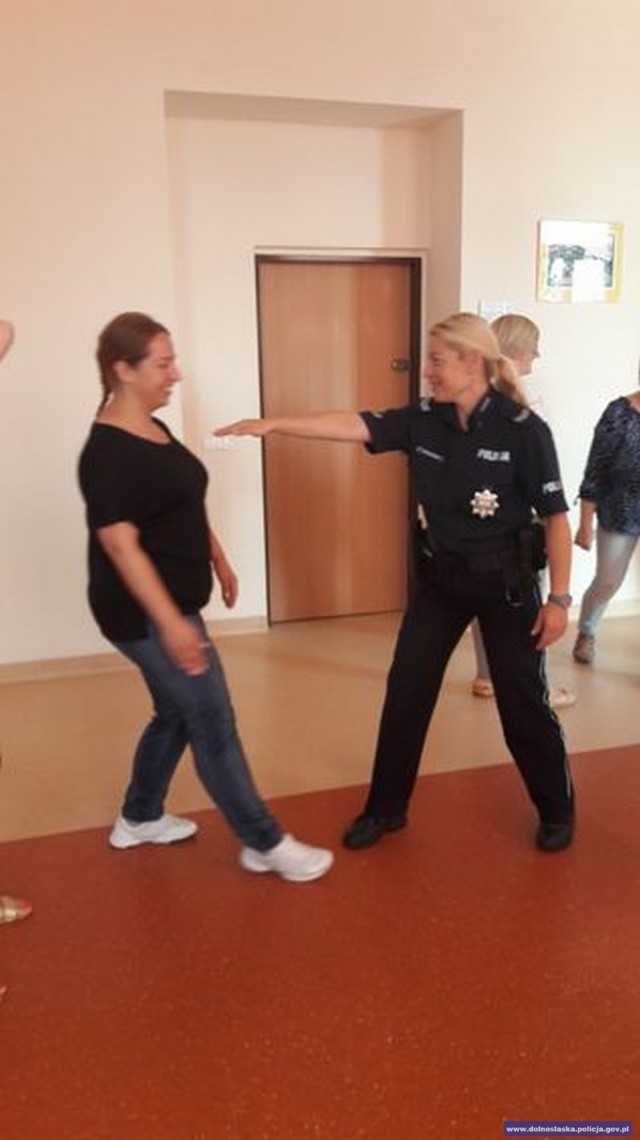 Policjanci  Jeleniej Góry uczą załogę MOPS, jak się bronić.