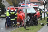 Poważny wypadek na Mostnika w Lęborku. Nastolatkowie uderzyli autem w drzewo