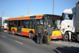 Autobus komunikacji miejskiej uderzył w ciężarówkę. Cztery osoby przewieziono do szpitala [wideo, zdjęcia]