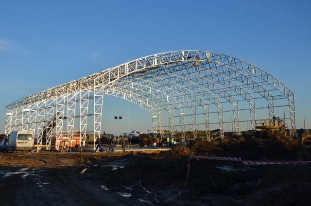 Dęblińskie muzeum się rozbudowuje

Dęblińskie Muzeum Sił Powietrznych rozbudowuje swoją siedzibę. Powierzchnia wystawiennicza w istniejącym już budynku zwiększy się do ponad 1500 metrów kwadratowych, a dodatkowo powstanie również hangar, który już w tym roku będzie gościł pierwszą wystawę.