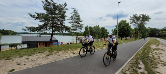 Lato to okres, w którym funkcjonariusze straży miejskiej w Jaworznie realizują patrole rowerowe terenu miasta. Strażnicy na rowerach w ramach programu "Tarcza", kontrolują skwery, parki, drogi rowerowe i tereny rekreacyjne, gdzie latem chętnie odpoczywają mieszkańcy Jaworzna i przyjezdni.